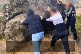 山顶悬崖边30吨巨石徒手能推摇晃？当地回应：石头离村庄有一定距离，还没出现过问题。视频封面