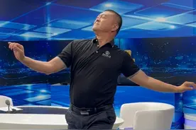 “新晋网红”姜铁红院长又为大家带来全新舞蹈啦！依照惯例，姜院长这次还是“皮鞋+西裤”的组合哟！快戳视频看看吧！#姜铁红 #蒙古舞视频封面