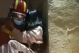 消防员全程“公主抱"送女孩上救护车。这一刻的温暖，可以融化整个冬季的冰雪……（供稿：浙江消防）#消防员 #公主抱 #浙江dou知道 @抖音短视频 视频封面