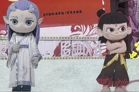 #哪吒敖丙跳舞直拍 越来越默契了！在今天的#跟着电影游中国#启动仪式上，哪吒和敖丙现场表演《我乃哪吒三太子》，快来看看是不是又进步了！#哪吒破百亿后再亮相六公主  #哪吒跟着电影游中国推广大使