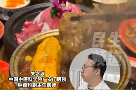 年轻人胃癌发病率越来越高！早饭不吃！ 午饭乱吃！ 晚饭大吃！医生：年轻人完全颠覆了正常的生活习惯，“ 吃饭玩手机，狼吞虎咽都是诱因”#胃癌 #饮食