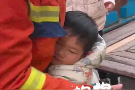 太有爱了！萌娃被卡获救后紧紧抱住消防员#暖心瞬间视频封面