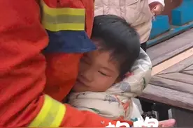 太有爱了！萌娃被卡获救后紧紧抱住消防员#暖心瞬间视频封面