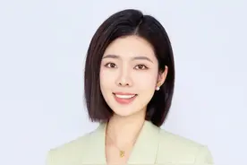 俄军300驾无人机空袭乌克兰  双方巷战的画面也曝光了#俄乌冲突 #俄乌每日局势 #俄乌士兵坑道内近距离对决 #国际局势视频封面