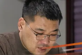 男童爸爸郑先生说，26号石某把孩子打得快不行，孩子生母陈某回来后俩人十几分钟才下楼，有知情人透露，亲耳听到石某问医生  “孩子妈妈打死孩子负不负责任”。#威海男童  #打孩子 #负责任 @抖音短视频 @DOU+小助手视频封面