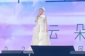 云朵昆山演唱会上澄清谣言，永远是刀郎的徒弟，现场演唱刀郎创作的歌曲《云朵》，云端音粉丝高喊加油，那些伤云朵的黑粉们可以止步了吧！#云朵 #刀郎 #云朵昆山演唱会 #云端音 #演出现场视频视频封面