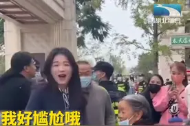 #四川成都 刘涛遇到老奶奶不认识自己，用流利四川话化解尴尬。