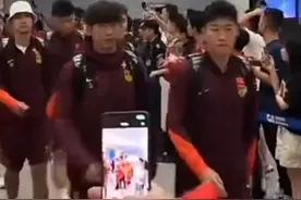 国足世预赛出局后上百人机场迎接球队！ 在国足客场0：1不敌印尼后，球队直奔重庆江北机场！备战世预赛与巴林的荣誉之战！而在国足出机场时，上百名球迷已经在接机大厅等候多时！面对无数热情的球迷，国足必须全力争取荣誉之战的胜利！#足球 #dou来足球季 #中国足球 #世界杯