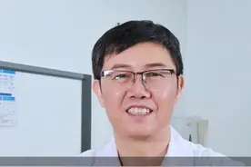 身上起了红疹子，伴随针扎，刀割的痛 这是怎么回事？ 有可能是带状孢疹。有的带状孢疹不一定起水泡，会伴随以上的疼痛感，如果你发生了以上的症状，尽早到疼痛科检查。#带状疱疹 #带状疱疹后神经痛 #蛇缠腰 #医学科普视频封面