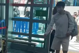 9月15日，中国澳门。WTT冠军赛澳门站完美收官，国乒队员启程回京，球迷到场热情送行。可爱大哥挨个点名，坦言“如数家珍”。网友：看这熟练程度 肯定是资深球迷。