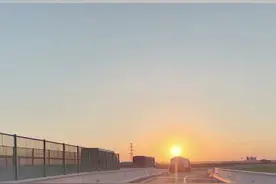 两车违规行驶引发事故 前车随意变道 后车超速 @东营高速交警视频封面