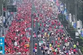 跑友们注意啦！#2025重庆马拉松本周日开跑 ，国内外的25000名马拉松爱好者和10000名迷你跑参与者参赛！明天起可领参赛物资，领取时间为2月27日至3月1日！#马拉松 #马拉松比赛 #重庆马拉松 #抖音精选计划视频封面