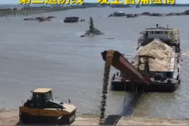 湖南华容团洲垸“第二道防线”发生管涌险情。据湖南省水利厅专家介绍，有300多名武警、消防员等抢险人员在专家指导下进行紧急处置，目前管涌险情暂时得到初步控制。#秀我中国视频封面