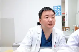 血栓性外痔急性发作 血栓外痔是临床多发病，常因过食辛辣刺激食物，大便临厕努挣，肛周皮下静脉破裂，血液淤积皮下而成。
临床常以患者自觉肛门肿胀、疼痛有异物感为主症，检查可见肛周或肛管皮下有葡萄状暗紫色肿物，有时伴表面轻度糜烂出血。#血栓性外痔 #急性发作 #仁济医院 #医学科普 #俞旻皓医生 视频封面