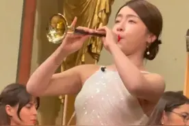 山东济宁籍唢呐女博士刘雯雯在维也纳金色大厅领奏《好汉歌》，外国观众：这乐器太酷了，我高低得整一个！#唢呐  #山东
