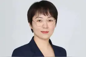 个人投资房子、理财、古董，哪种比较划算，交税比较少 个人投资房子、理财、古董，那种比较划算，交税比较少呢
接昨天的黄金、股票投资往下说
第一个，投资房子
这个现在应该算不上投资了吧，刚需自住是没办法，投资八成得亏

个人转让房产是属于“财产转让所得”，卖房款扣掉买价跟税费以后，按照20%交税
不能准确获取房屋原值，也就是买价的，
根据国税发[2006]108号的规定，可以核定收税，具体比例在住卖房收入1%～3%内确定

但是说实话现在房子都卖不动了，也收不到税
都是亏损的，没有所得怎么收个人所得税呢

税务局说，现在你们现在换房的，卖掉旧房子1年内购进新的房子，
旧房子缴纳的个税可以退给你（财政部 税务总局 住房城乡建设部公告2023年第28号 ）
唉，有几个人能退到这个钱

OK，那个人房子用于出租的，是按照“财产租赁所得”来交税的
也是20%的税率，如果你出租的是住房，这里可以减半征收，政策文号是财税[2008]24号

彭会计个人观点，现在还是尽量别投资房子了

第二个：投资理财产品
这个可以参照上一个视频的股票内容理解，
现在银行的理财产品，大部分银行也没有代扣代缴个人所得税
基金产品也是，实务中并没有对个人理财的收益收税

第三个，古董字画
古董字画是要交税的，这个是有文件的国税发[2007]38号
个人通过拍卖市场拍卖各种财产（包括字画、瓷器、玉器、珠宝、邮品、钱币、古籍、古董等物品）统统都要交税，税率20%

那有人要问了，我的古董是祖传的，没有原值，或者以前钱很值钱，原值特别低的，怎么办呢
文件还真说了，祖传的古董按照收藏的费用计算原值

彭会计觉得这种情况实在不行，就以不能提供准确原值信息，申请核定吧
政策也是允许的，税率是3%，如果是海外回流的文物，税率还可以降到2%，不过是需要经过文物部门鉴定的

黄金、股票、房产、理财、古董，这些投资品，现在适合投资哪种呢？
我是彭会计，有企业财税问题，可以联系我
﻿#彭会计财税 ﻿#财税顾问 ﻿#企业财务外包  ﻿#南京注册公司代账视频封面