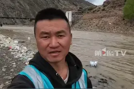 #博主边旅行边捡垃圾  ，已带动700多人清理白色垃圾超50吨。理想青年小辛：青春没有售价，垃圾捡到拉萨！想带动更多的人一起参与，保护美丽的风景。#保护环境视频封面