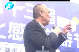 3月25日，河南长垣，“不能吵俺们的员工父母，注意安全！”，河南一老板花千万请4000名员工父母旅游，挨个给77辆大巴司机发中华烟，拜托多照顾员工父母，“岁数大了去个卫生间，别急他们”。视频封面
