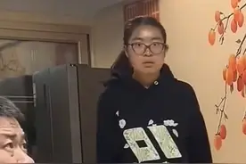 妈妈辅导儿子作业时，被爸爸突然打了一巴掌视频封面