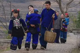 在我童年的记忆里，春节拜年都是靠步行，由于拜年路途遥远，我们常常在娘家过夜。正月穿新衣收压岁钱的这些传统习俗，如今想来仍让人心头一暖，它们承载着我童年春节的美好回忆。#村里的新年    #新农人计划2025    #神秘湘西过大年  #还原苗族生活本色  #正月初六视频封面