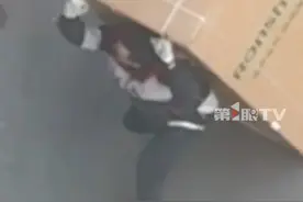 师傅独自扛着百斤冰箱上楼送货，没想到冰箱太沉，多次尝试仍无法起身……女子看到后立马喊来老公帮忙！视频封面