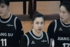 球员：你行你上？教练：行！姐给你走一个！都学着点！江苏女篮主教练把自己换上了场。网友：服不服，还有谁？视频封面