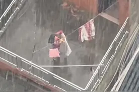 长沙突降暴雨秒变黑夜，女子看到居民天台收衣服急坏了视频封面
