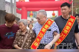 《艾在归途》第二季进行时 
台湾网红柳杰克携八旬老父回乡祭祖
感叹“我们就是一家”#《艾在归途》 #柳杰克 #祭祖