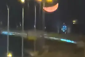 北京夜晚半空出现超大“悬月”，目击者：近在眼前 肉眼看起来很震撼，2025“悬月”当头 希望大家心想事成视频封面