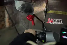 亲戚未经同意抱走家中小狗，母女俩晚上冒雨骑车将其接回。当事人：狗狗也是家人。诸多网友评论区分享宠物被送人，#亲戚悄悄抱走小狗母女冒雨接回视频封面