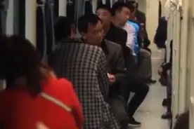 又见#下铺之争  ，火车下铺应该“共享”吗？律师： #下铺乘客购买的就是下铺的使用权  ，建议加强车厢内的管理和服务，优化卧铺车厢的布局、设计等。视频封面