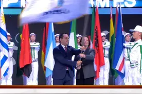 2025相约德国！成都大运会闭幕，国际大体联会旗缓缓降下并交到下一届举办地德国莱茵-鲁尔手中 #成都大运会 #莱茵鲁尔大运会视频封面