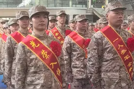 一人参军，全家光荣！湖北200余名新兵集结登车，奔赴军营，保家卫国！（剪辑：鲲鹏）#新兵#参军入伍#军人视频封面