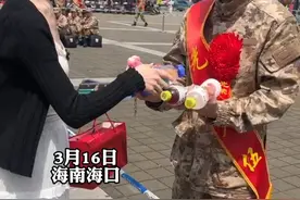 家人送别即将奔赴军营的新兵，虽满是牵挂但也满是骄傲，愿平安顺遂 归来仍是少年郎！#海南新兵入伍 #入伍新兵 #归来仍是少年视频封面