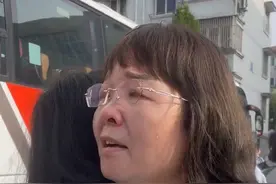 班主任含泪送考，与自己的学生一一拥抱送别，目送他们前往更远的未来……（供稿：德清融媒体）#2022高考护航 #浙江dou知道 #百万网友为高考学子云加油 视频封面