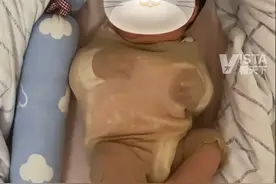 5月5日，河南郑州。满月宝宝睡觉有惊跳反射，妈妈剪丝袜包起宝宝，“效果很好 一觉睡两三小时”视频封面