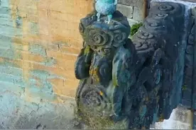 武当山闻名天下的龙头香 据说曾经有不少人为表诚意，踏上龙背去进香因此掉下山崖，你敢上去上香吗？#旅行推荐官 #旅行大玩家 #古建筑 #悬崖峭壁视频封面