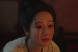 #何惟芳绝境中再见蒋长扬  何惟芳/杨紫 被囚禁无法逃脱，尽管她表面坚强，却还是在无人时失声痛哭。偶然听到一声鹦鹉叫的“牡丹”，她竟幻视以为是蒋长扬/李现 的呼唤，何惟芳伸手想要触摸，脚下的锁链却将她拉回现实……
《国色芳华》第二部#锦绣芳华  正在热播！