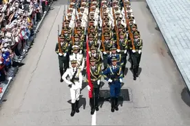 解放军驻香港部队组织“七一”军营开放活动