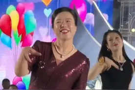 妈妈在女儿婚礼上大方献舞，全场沸腾！“这下我妈应该不会催我结婚了吧”#婚礼#新婚现场 #妈妈和女儿#盛装出席 #气场全开视频封面