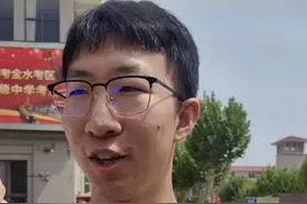 高考历史结束!第一位考生出来了考生激动称:题目中规中矩，还可以！#高考 #2025高考视频封面