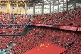 国足对阵巴林震撼现场 奏唱国歌时球迷展开巨幅国旗 此面巨幅国旗长30米宽20米，在龙兴足球场南看台展开#重庆 #国足VS巴林 #TIFO #足球的魅力 #球迷