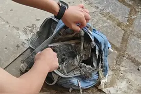 罗马仕充电宝再发生自燃！学生所带罗马仕充电宝在书包中发生自燃，书包被烧焦，学生：已使用一年多，自燃罗马仕充电宝非召回型号#充电宝  #充电宝自燃  #罗马仕充电宝