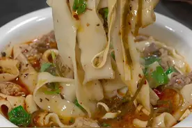 河南特色美食羊肉烩面的做法，汤鲜味美，面条劲道，真的太好吃了#烩面#美食分享 #羊肉烩面视频封面