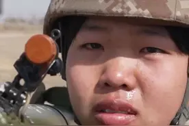 导弹女兵说妈妈会心疼但我感觉很酷 “恶心、头晕，手已经麻木了。那个时候每个人兜里都揣了很多很多创可贴，来保护被刮烂的手。”东部战区陆军导弹女兵讲述训练日常，“妈妈很心疼我，但我跟她说没事，我觉得这很酷！”（央视军事）视频封面