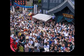 景区爆满：本来都是来看风景的，结果只在人群中发现了少量的景点 #五一 #旅游 #人挤人视频封面