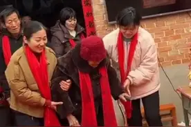 3月4日（采访），山东菏泽，五世同堂仪式感满满，300多个晚辈赶来为百岁老人祝寿，“奶奶是位烈士家属，她的坚韧与乐观是后辈们的榜样”视频封面