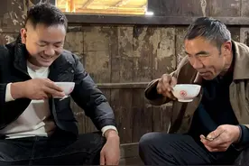 一座老屋，几亩良田，两面皆是悬崖峭壁。哥哥就这样隐于山间，他日出而作，日落而息。生活虽然简陋，却是自由自在。宛如一处被时光遗忘的世外桃源。 #农村生活 #记录真实生活视频封面