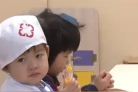 国家育儿补贴方案公布！3周岁前每娃每年3600元 方案明确，育儿补贴由婴幼儿的父母一方或其他监护人按规定向婴幼儿户籍所在地申领，主要通过育儿补贴信息管理系统线上申请，也可线下申请，各省份结合实际确定具体发放时间。2025年1月1日前出生、不满3周岁的婴幼儿，也可享受政策，仍可按月数折算领取相应补贴。例如，2023年12月出生的小娃，共计可领取24个月补贴，即7200元。