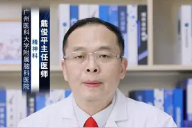 11孩子想死是心理问题吗？ #涨知识 11岁孩子想死通常情况下是心理问题。导致这一症状的原因包括精神突然受到刺激、抑郁症或者自闭症等，建议家长做好孩子的心理疏导，必要的时候去医院就诊，遵医嘱给予对症治疗，避免造成严重后果。
第一、精神突然受到刺激：由于11岁孩子突然遇到了精神打击，例如亲人离去或者受到家长的打骂等，导致心理承受能力减弱，出现上述症状。属于心理问题的一种，需要家长及时给予心理疏导，多和孩子沟通交流，适当转移其不良情绪，避免思维过度极端；
第二、抑郁症：属于精神障碍性疾病的一种，属于心理问题的表现。由于11岁孩子长期生活在不良的家庭环境中，受到不良的教育等，导致情绪低落，精神抑郁，严重者可能会出现想死的症状。建议及时就医，在医生的指导下实施系统治疗，包括心理治疗、行为治疗以及药物治疗等，常用的药物有盐酸舍曲林，同时家长要多关注孩子，避免孩子出现极端行为，确保孩子安全；
第三、自闭症：属于神经发育障碍性疾病，多数是因为遗传因素、家长不良的教育方式、不和谐的家庭环境等因素导致。小孩表现出社会交往障碍、沟通障碍以及刻板行为等，严重者可能会出现自残甚至自杀倾向，生命受到威胁。属于比较严重的心理健康问题。建议及时明确诊断，尽早给予心理治疗和行为干预，必要的时候遵医嘱使用药物治疗，如在医生的指导下服用利培酮治疗。#换季健康攻略  @创作灵感小助手视频封面